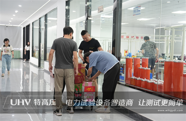 夏日送清涼,關愛沁人心!武漢特高壓為全體員工發放夏季福利(圖7) 夏日送清涼,關愛沁人心!武漢特高壓為全體員工發放夏季福利(圖7)